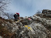 57 si arrampica aiutandosi con le mani